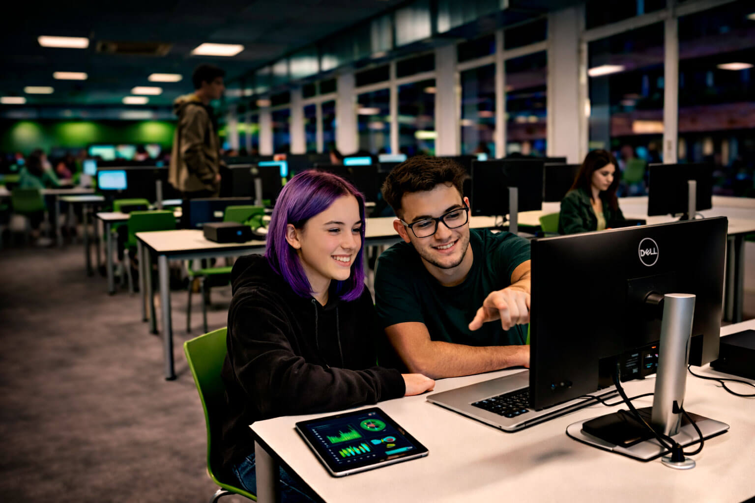 Aula de informática con alumnos trabajando con inteligencia artificial