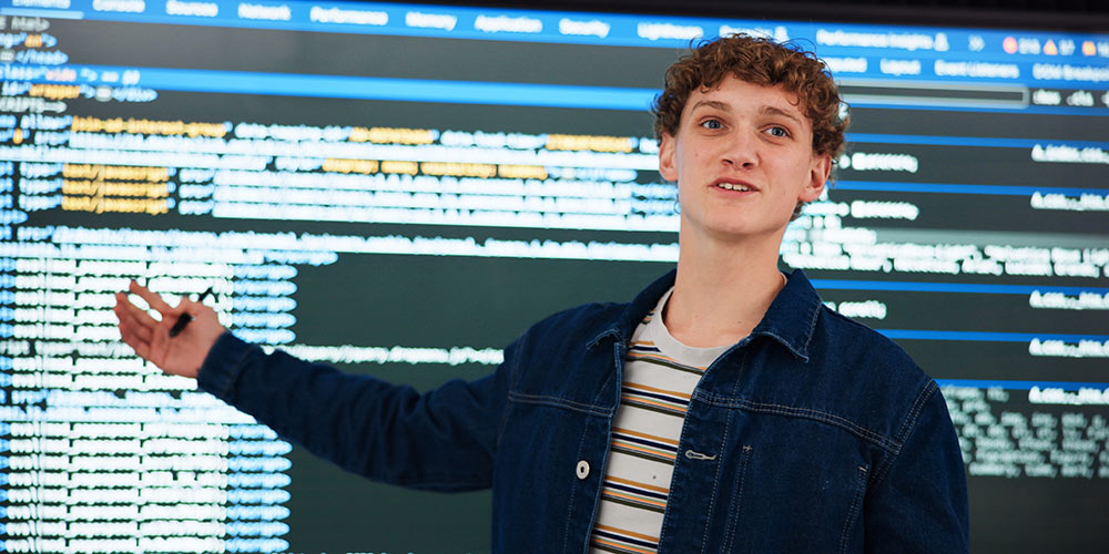 Joven programando con Inteligencia artificial en el grado superior DAM.